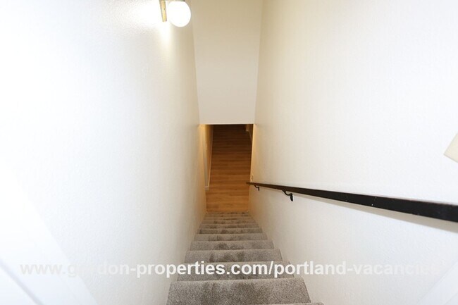Building Photo - SE 15th Ave - remodeled 3 bedroom duplex w...
