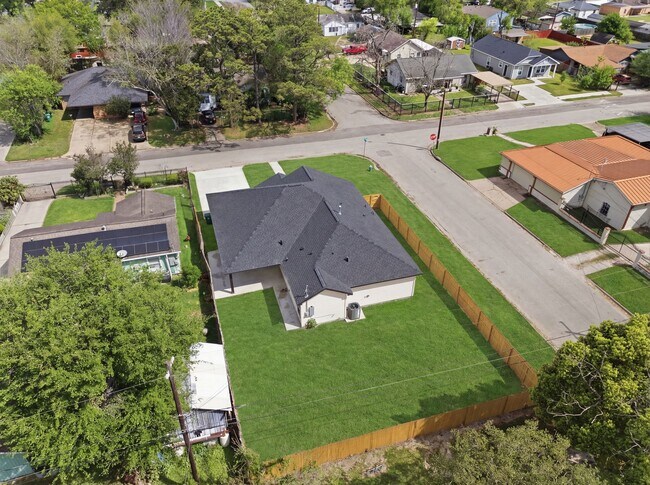 Building Photo - 7040 Kinney St