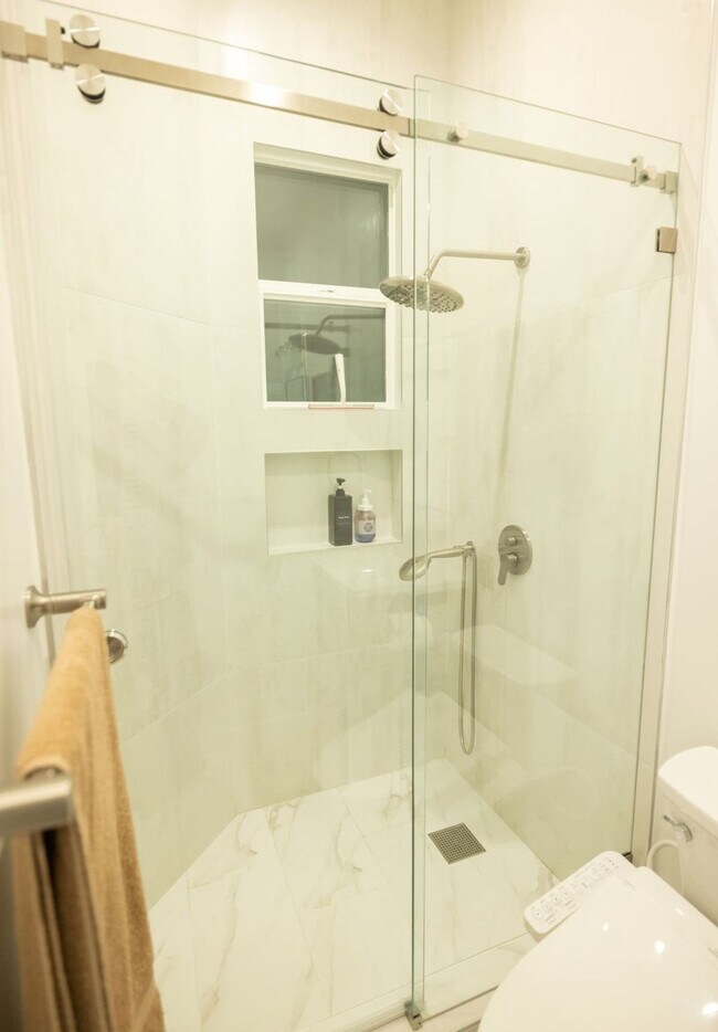 Building Photo - 1107 Broadway-SI ID1309749P