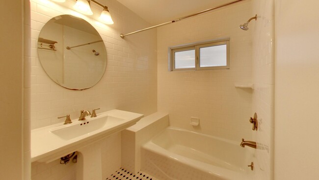 Building Photo - Lakeside 3 Bedroom / 3 Bathroom Single Fam...