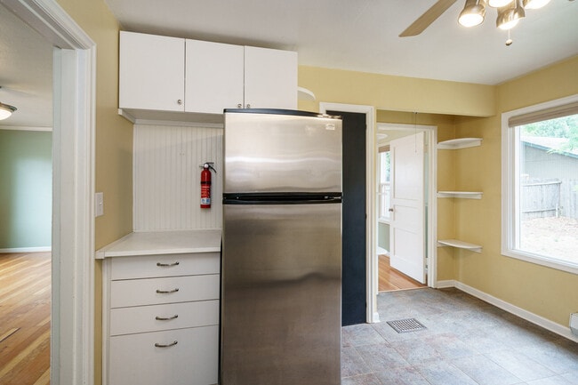 Building Photo - 2 Bedroom with Bonus Room and Office on La...