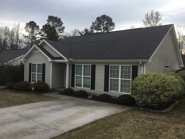 Building Photo - Private Back Yard - Walking Distance to Columbia Middle School & Grovetown High