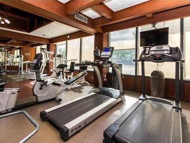 Building Photo - 600 NE 36th St