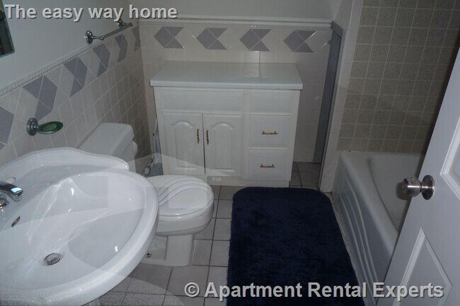 Building Photo - 569 Main St