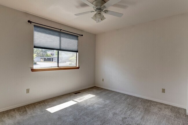 Building Photo - 3 Bedroom 2.5 Bath Waterview Townhome