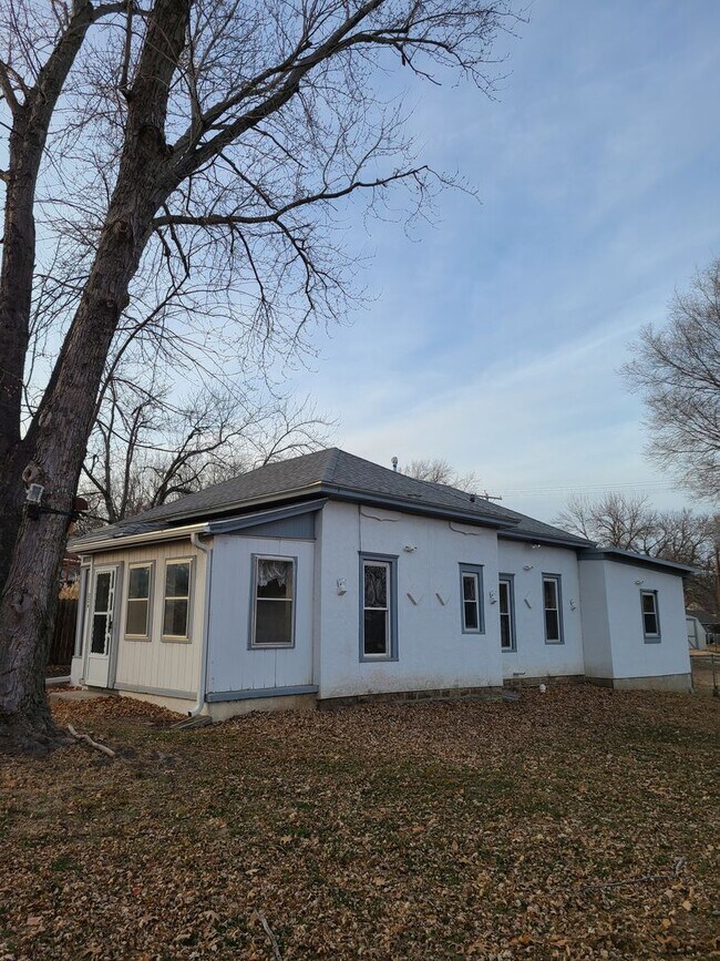 Building Photo - 2 bed 1.5 bath with vacant lot for your ki...