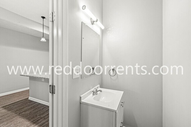 Building Photo - 2345 N Kenwood Ave