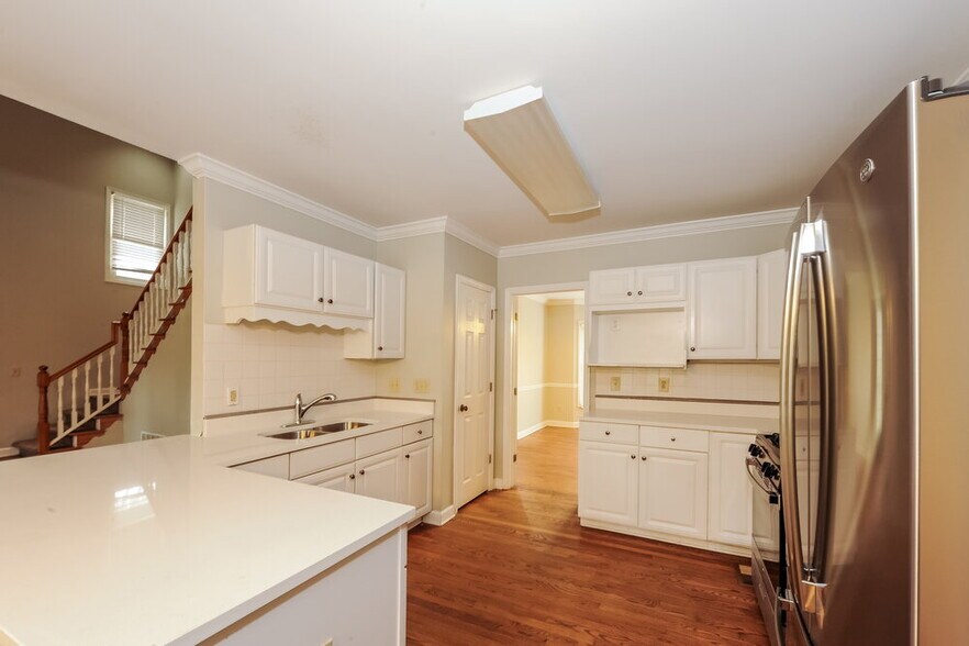 Building Photo - 1798 Poinsettia Dr