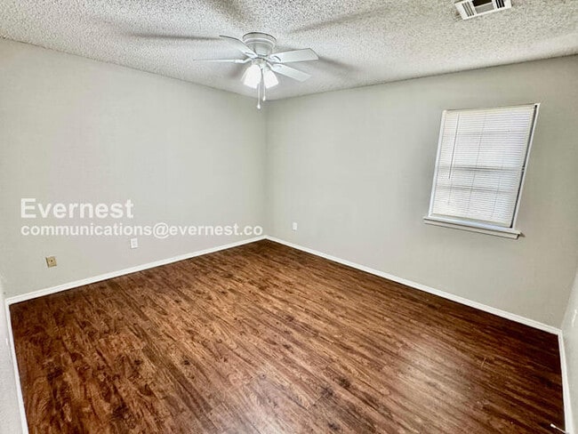 Building Photo - 3 Bed/1 Bath Home with Fenced Yard & Garage / Pet-Friendly / Available Now!