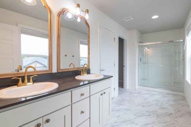 Building Photo - ***Coming Soon June 1st, 2026***Modern 4 bed 2.5 bath near the Fairways Golf Course, Amazon and F...