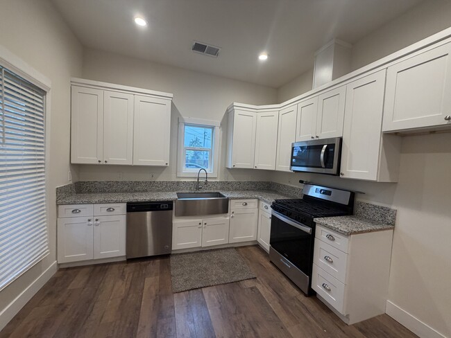 Building Photo - 10046 Larkin Rd