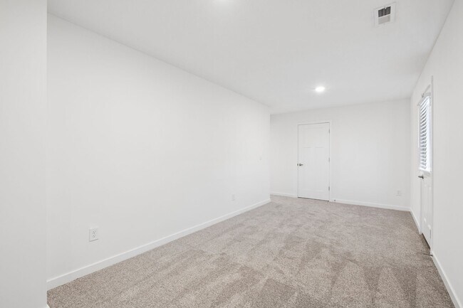 Building Photo - 119 Red Willow Dr