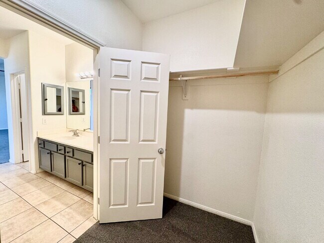 Building Photo - Spacious 4BD/3BA NLV Home with Downstairs ...