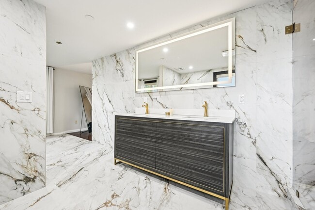 Building Photo - 10 Oakridge Ave