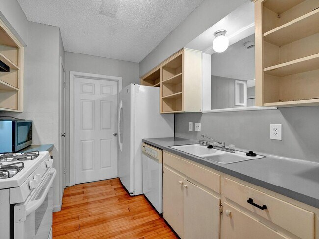 Building Photo - 7011 Whispering Oaks Dr