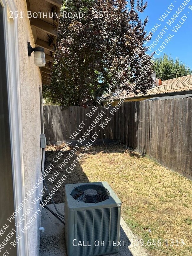 Building Photo - Turlock 2 Bedroom 2 Bath Single Story Duplex