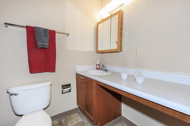 Building Photo - 424 Healy Ave S