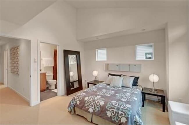 Building Photo - Modern 3 bedroom 3.5 bathroom townhouse located in Cedar Park