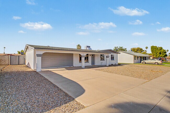 Building Photo - 3430 E Poinsettia Dr
