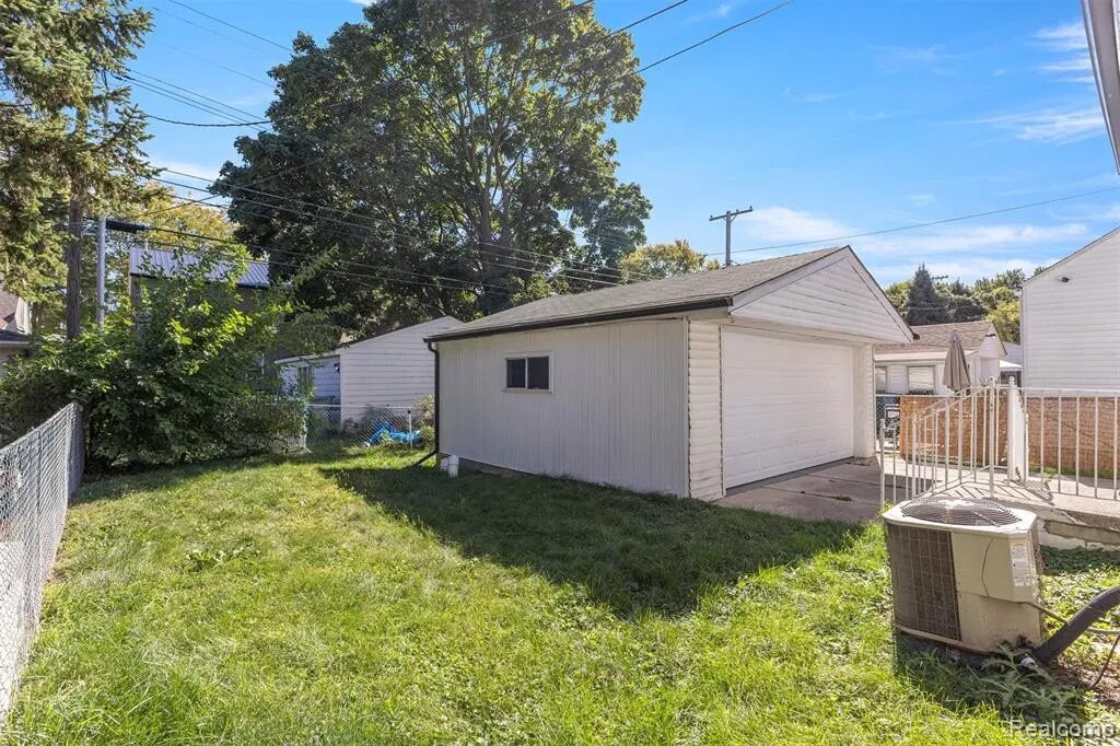 Building Photo - 3369 Pelham St