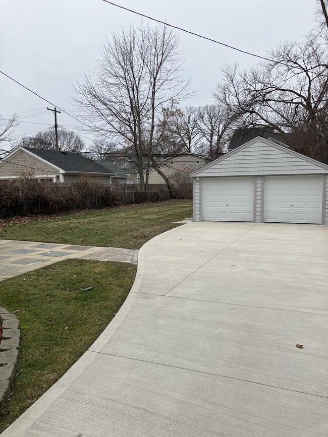 Building Photo - 607 E Farnum Ave