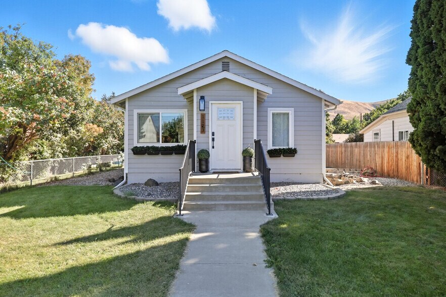 Building Photo - 1123 Prosser Ave