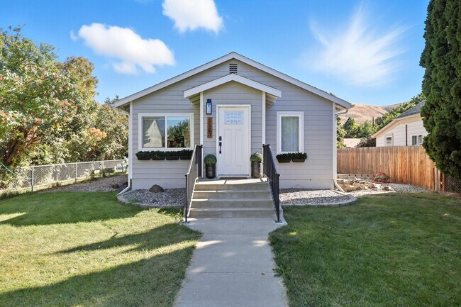 Building Photo - 1119 Prosser Ave