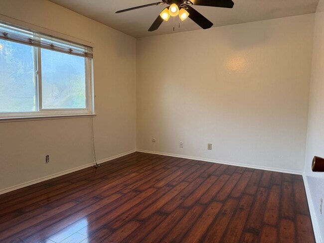 Building Photo - 2 story updated townhouse In Rosemont 2/1