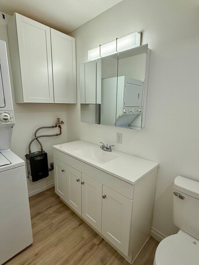 Building Photo - Fully Remodeled 2 Bed | 1 Bath Ground-Level Condo – No Stairs!