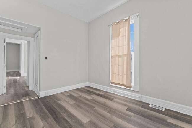 Building Photo - 111 S Vine St