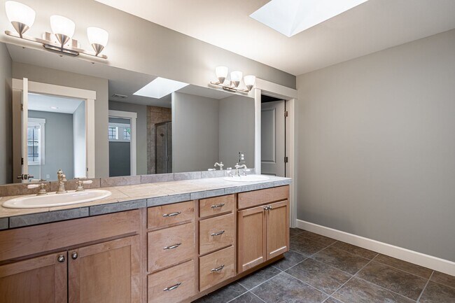 Building Photo - 3 Bedroom Townhome at The Vineyard