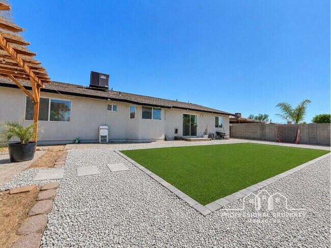 Building Photo - “Spacious 4-Bedroom, 2-Bath Home with Solar Panels in Yuma”
