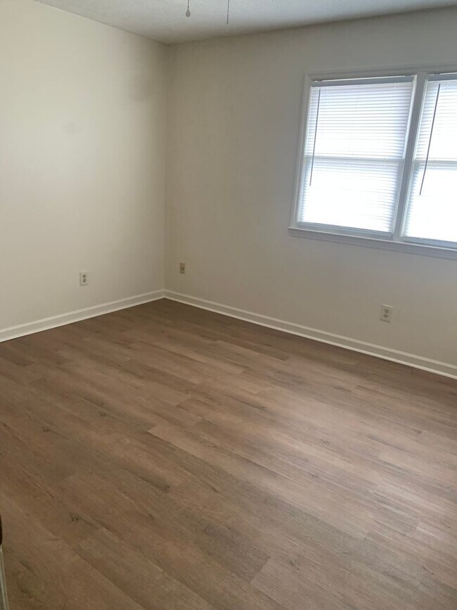 Building Photo - 6901g