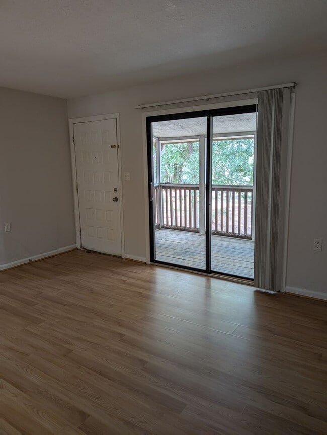 Building Photo - 2/1 Condo with screened porch and community pool