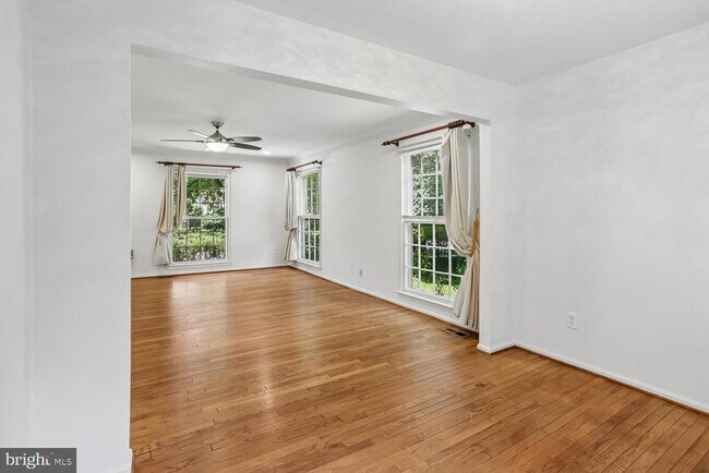Building Photo - 903 Ridge Dr