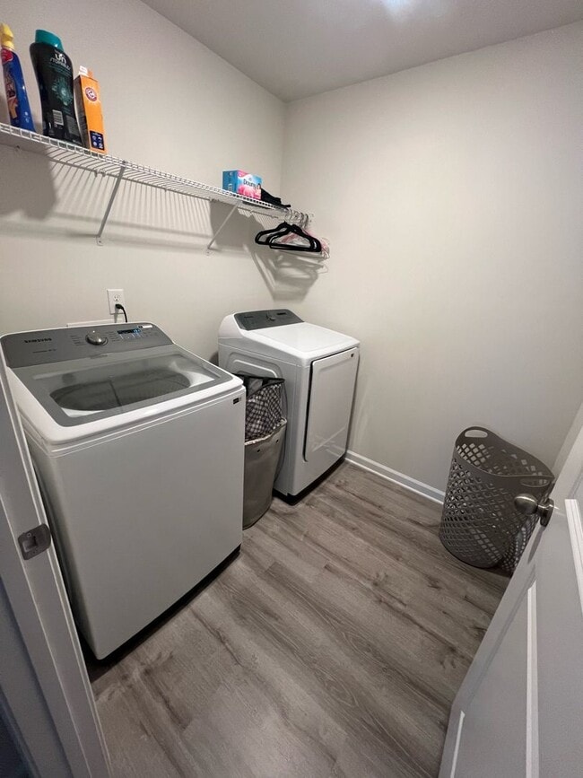 Building Photo - Home with 4 bedrooms, 3 full baths Fence in Yard