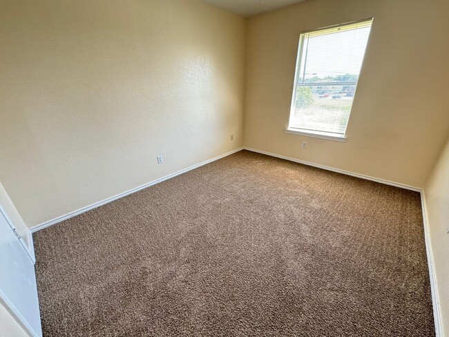 Building Photo - 1712 Benttree Dr