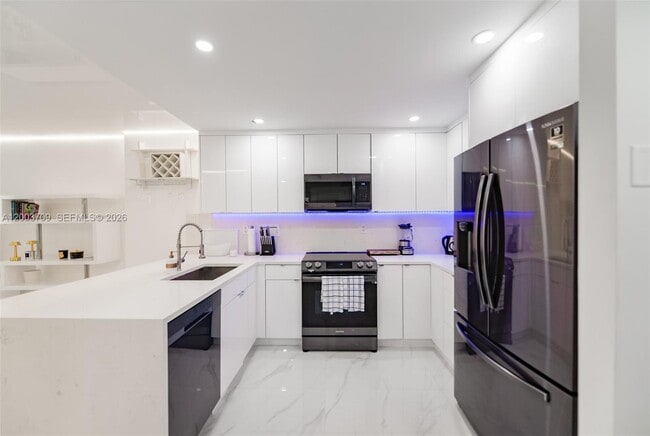 Building Photo - 2301 Collins Ave