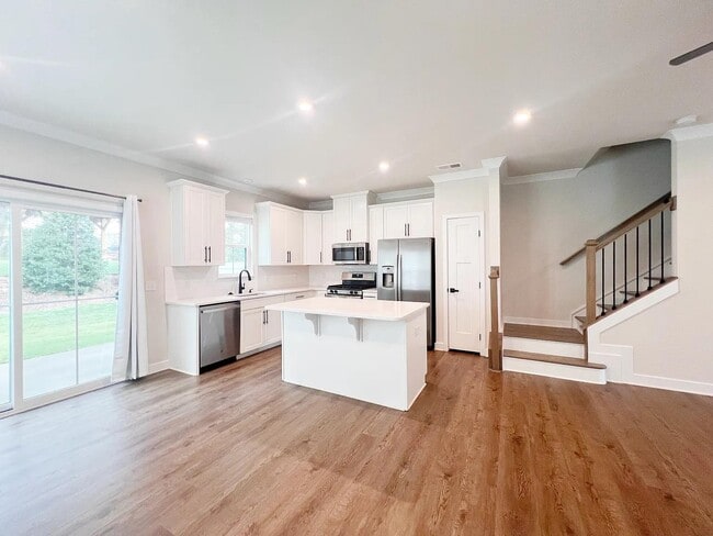 Building Photo - 44 Connaught Ct