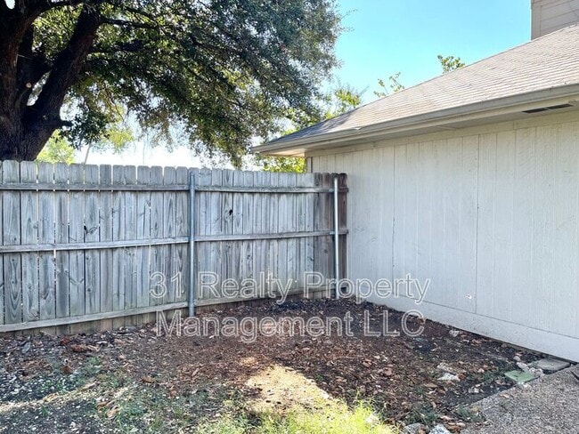 Building Photo - 8710 California Dr