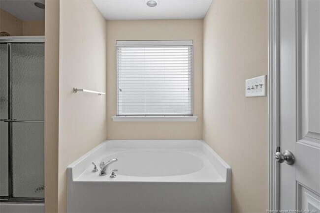 Building Photo - 2108 Heathcote Dr