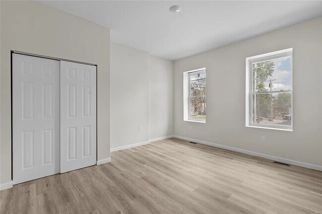 Building Photo - Gorgeous Three Bedrooms\ with IN-UNIT Laun...