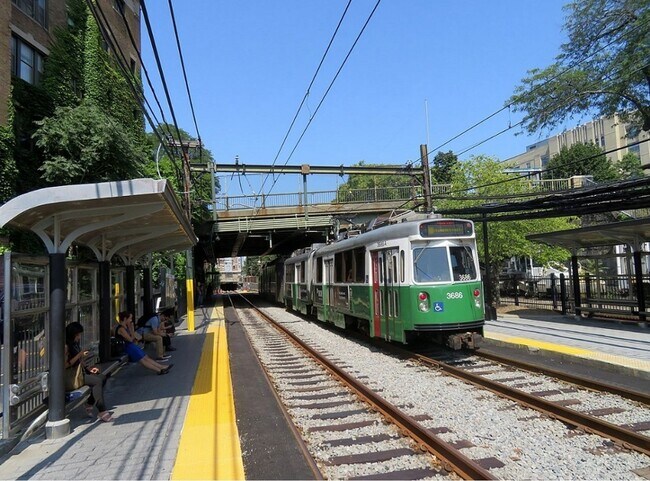 Building Photo - Southwest facing 5th floor 3 bedroom in elevator building.