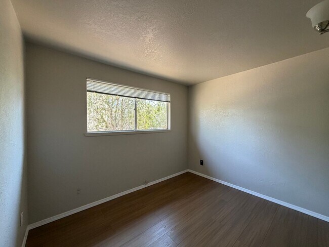 Building Photo - 1020 Taos Dr