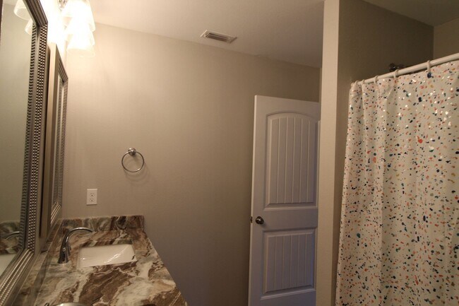 Building Photo - 3 Bedroom in Magnolia Gardens Available Now!