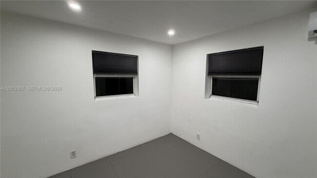 Building Photo - 1212 E River Dr