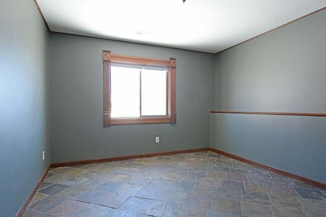 Building Photo - Spacious 5-Bed, 3 Bath Home in Delano - Available Now!