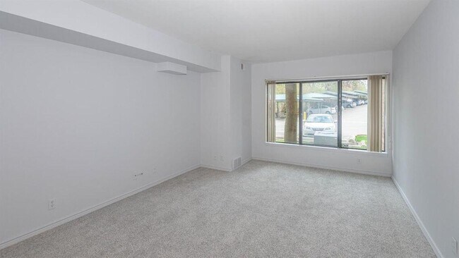 Building Photo - 2124 Pauline Blvd