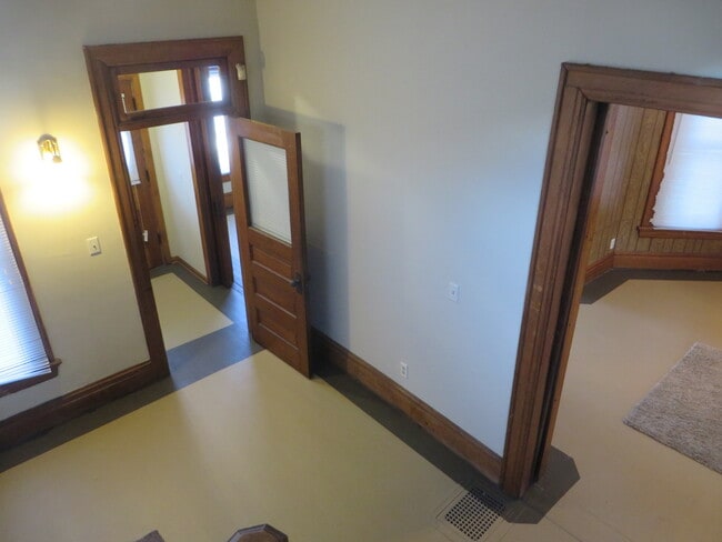 Building Photo - 5 Bedroom Home in the very core of Downtown (West Central, Downtown)