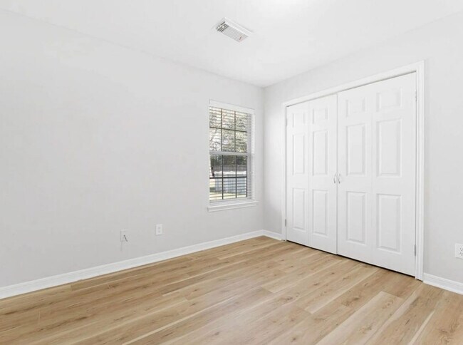 Building Photo - 325 Fuller St